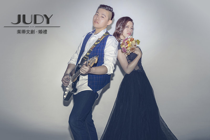 黑色婚紗搭配捧花