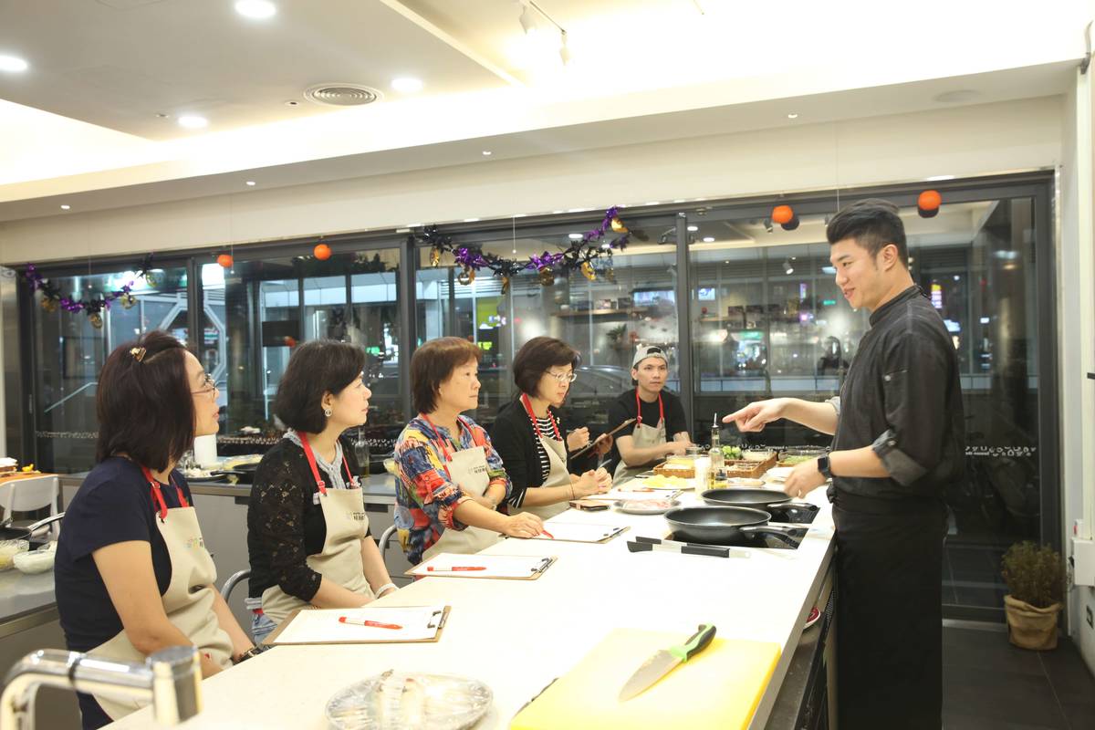 桂冠窩廚房,肉食料理,雪花牛肉丼食譜,椒鹽豬五花生菜包肉食譜,紅燒番茄牛肋條食譜