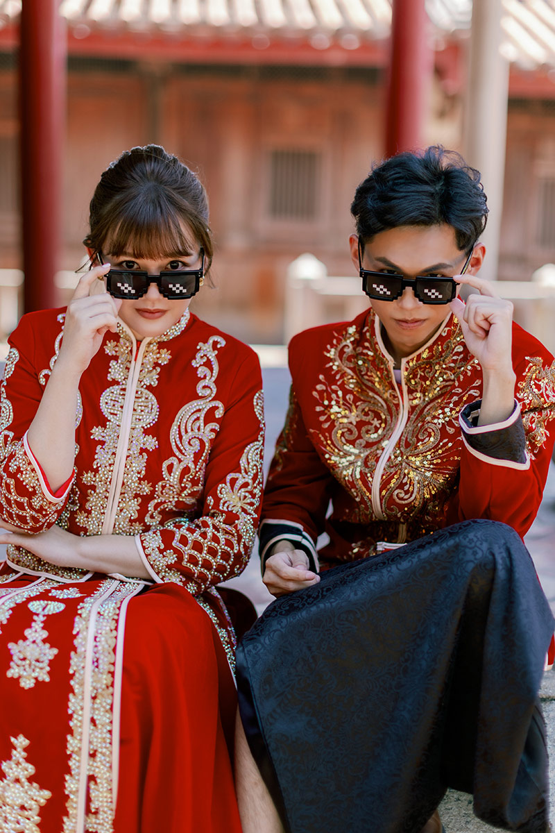 相對於西式白婚紗與各色各款晚禮服，林婚紗中式龍鳳掛禮服更能突顯視覺特色，不論是小五福、疏金紅還是褂后、褂皇等款式，喜氣艷紅與輝煌金線，共譜交織出古代貴族般的雍容氣息